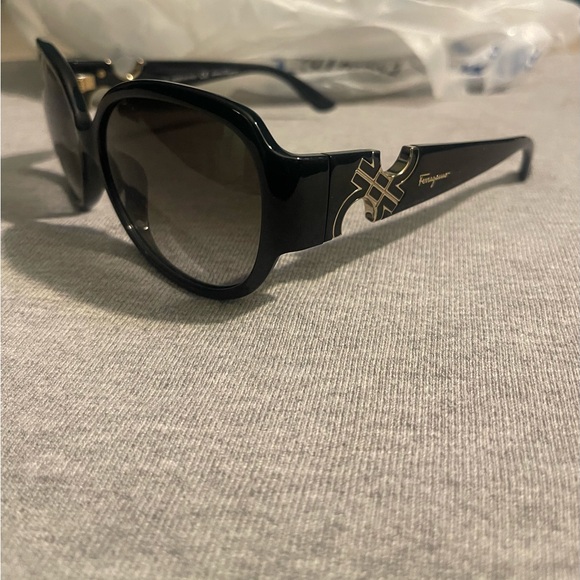 Salvatore Ferragamo Black Glamorous Oversized Sunglasses - Picture 2 of 3